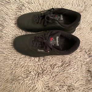 EUC Reebok originals. Only wore 1 time. Thank you